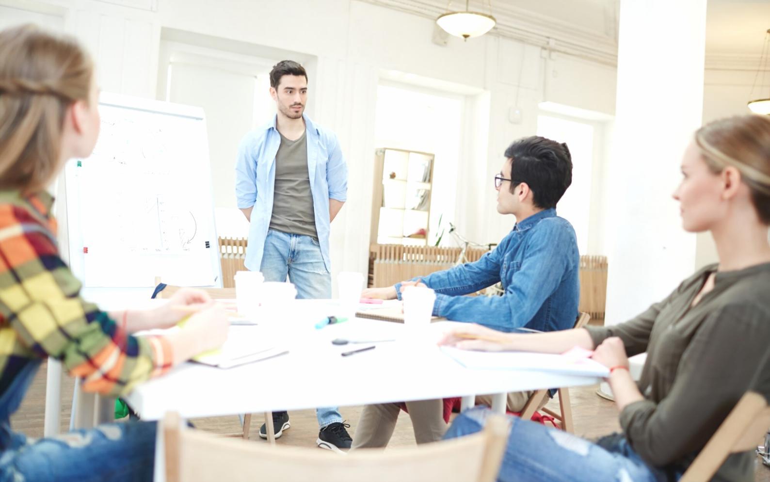 Formation en équipe dans un environnement professionnel moderne